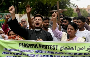 Manifestantes por los derechos de las minorías en Pakistán protestan por la condena a muerte de un hombre cristiano por compartir una supuesta publicación blasfema en TikTok, en Karachi, el 2 de julio de 2024. Crédito: RIZWAN TABASSUM/AFP vía Getty Images.