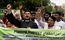 Manifestantes por los derechos de las minorías en Pakistán protestan por la condena a muerte de un hombre cristiano por compartir una supuesta publicación blasfema en TikTok, en Karachi, el 2 de julio de 2024.