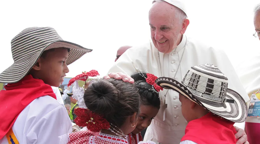 El Papa Francisco con un grupo de niños en Colombia / Foto: Nelson Cárdenas ?w=200&h=150