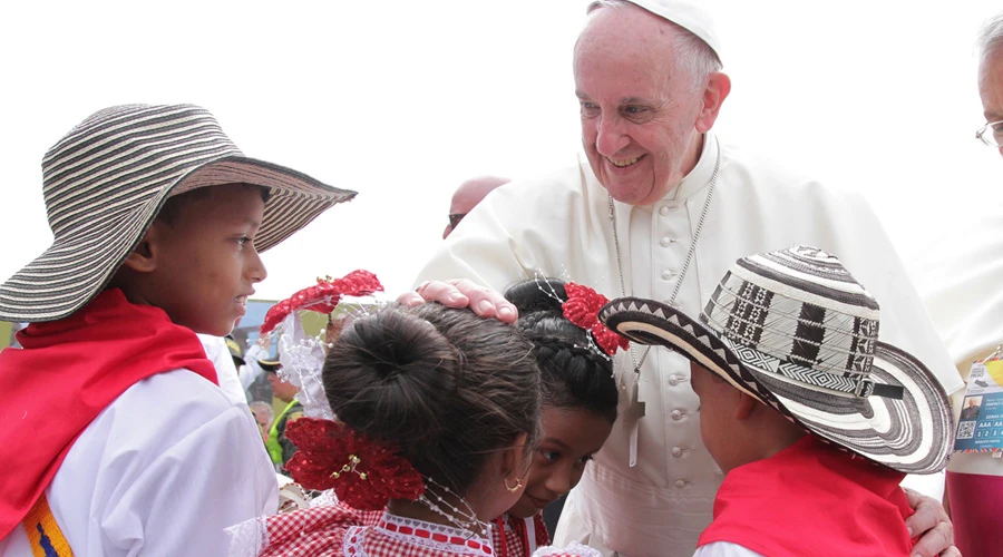 El Papa Francisco con un grupo de niños en Colombia / Foto: Nelson Cárdenas