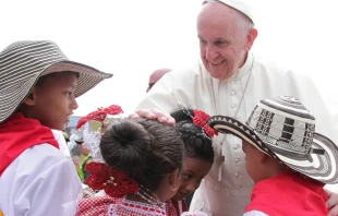 El Papa Francisco con un grupo de niu00f1os en Colombia / Foto: Nelson Cu00e1rdenas  
