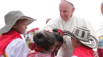 El Papa Francisco con un grupo de niños en Colombia / Foto: Nelson Cárdenas 