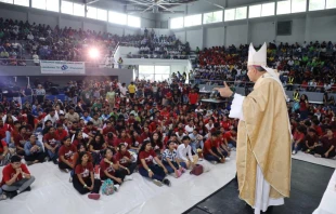 Mons. José Domingo Ulloa ante miles de jóvenes panameños en el Jubileo Arquidiocesano de los Jóvenes, el 23 de noviembre de 2025. Crédito: Arquidiócesis de Panamá