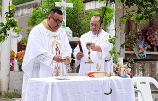 El P. Carlos Eleno García Santana en el panteón donde descansan los restos de su madre. Crédito: Cortesía  P. Carlos Eleno.
