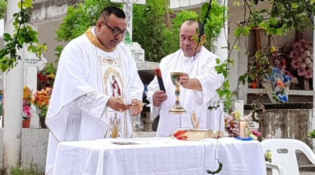 Sacerdote recién ordenado en México celebra primera Misa junto a tumba de su madre