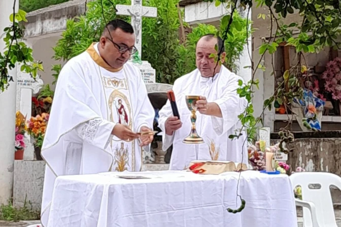 Sacerdote recién ordenado en México celebra primera Misa junto a tumba de su madre