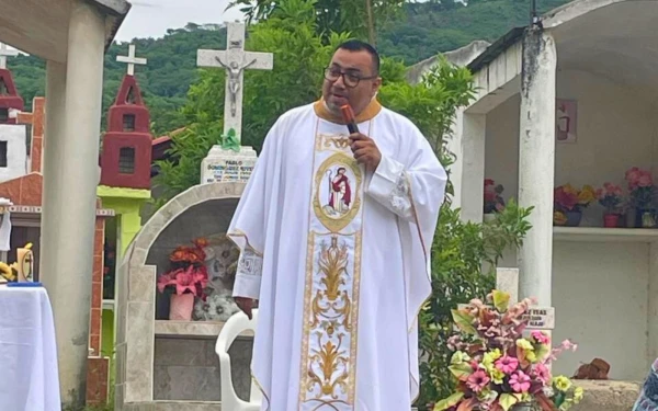 El P. Carlos Eleno García Santana en el panteón donde descansan los restos de su madre. Crédito: Cortesía P. Carlos Eleno