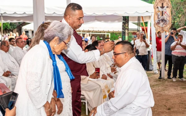 El P. Carlos Eleno García Santana recibe la bendición de su papá el día de su ordenación. Crédito: Diócesis de Tepic