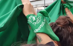 Pañuelo verde característico de feministas a favor del aborto. Crédito: David Ramos / ACI Prensa.