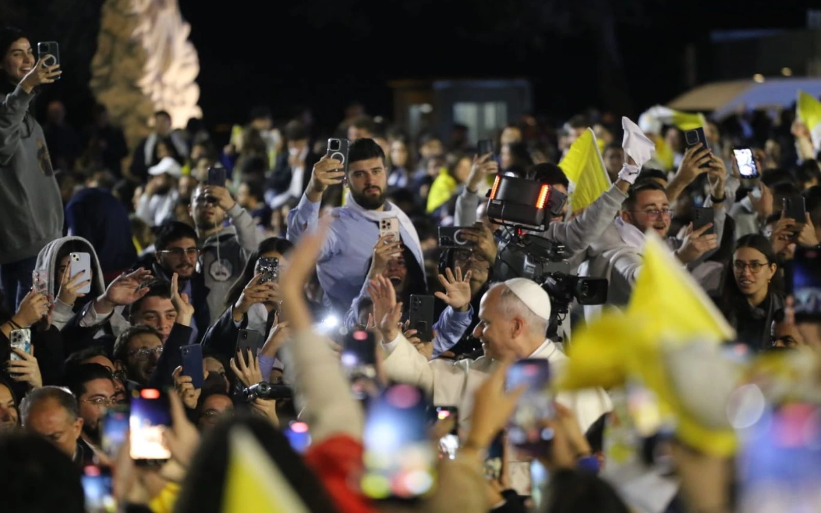 El Papa, en su encuentro con los jóvenes al final del día. Crédito: Elias Turk/ EWTN News