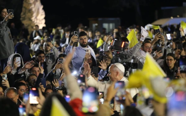 El Papa, en su encuentro con los jóvenes al final del día. Crédito: Elias Turk/ EWTN News