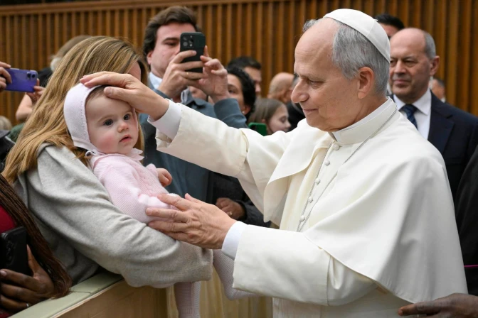 El Papa bendice un bebé tras la Audiencia General de este miércoles