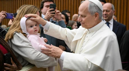 El Papa bendice un bebé tras la Audiencia General de este miércoles