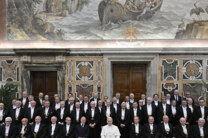 El Papa, con los gentilhombres en la Sala Clementina del Palacio Apostólico