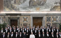 El Papa, con los gentilhombres en la Sala Clementina del Palacio Apostólico