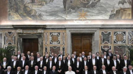 El Papa, con los gentilhombres en la Sala Clementina del Palacio Apostólico