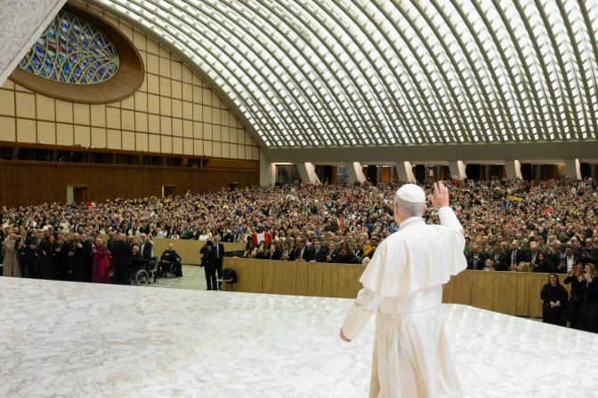 El Papa llega al Aula Pablo VI del Vaticano