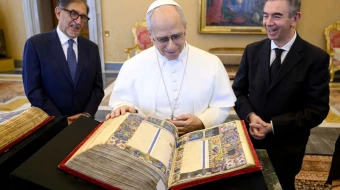 El Papa admira en el Vaticano la Biblia de Borso d’Este, joya del Renacimiento