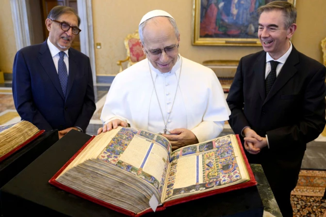 El Papa admira en el Vaticano la Biblia de Borso d’Este, joya del Renacimiento