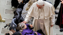 El Papa bendice a una mujer enferma durante una audiencia. Foto: Daniel Ibu00e1u00f1ez / ACI Prensa