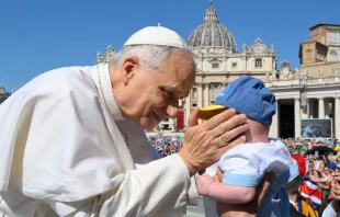 Imagen referencial del Papa León XIV con un niño pequeño Crédito: Vatican Media