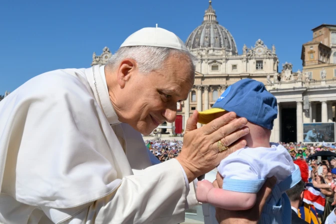 Imagen referencial del Papa León XIV con un niño pequeño