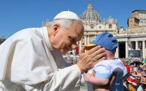 Imagen referencial del Papa León XIV con un niño pequeño