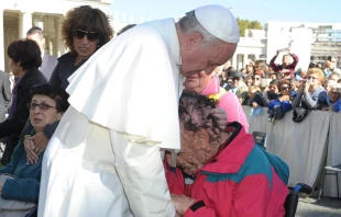 El Papa Francisco abraza a Vinicio tras la Audiencia General en 2013 Crédito: Vatican Media