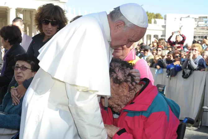 El Papa Francisco abraza a Vinicio tras la Audiencia General en 2013