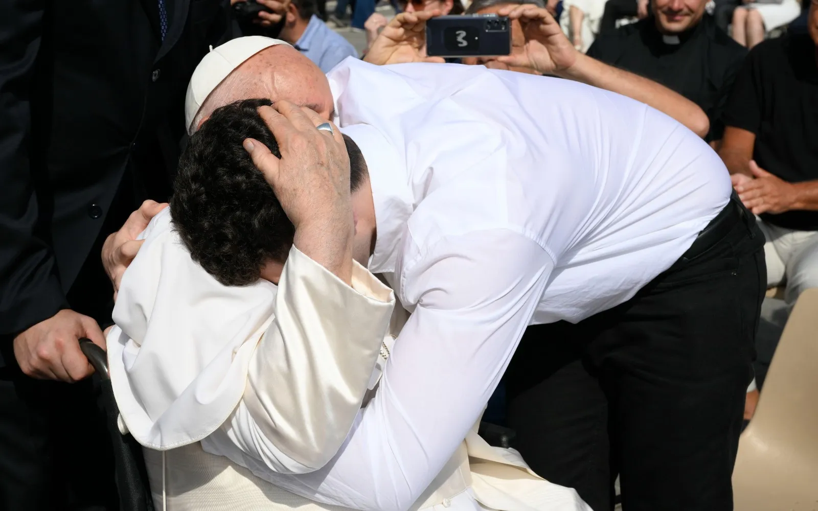Imagen referencial del Papa Francisco abrazando a un joven durante una Audiencia General?w=200&h=150
