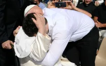 Imagen referencial del Papa Francisco abrazando a un joven durante una Audiencia General