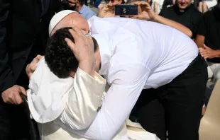 Imagen referencial del Papa Francisco abrazando a un joven durante una Audiencia General Crédito: Vatican Media