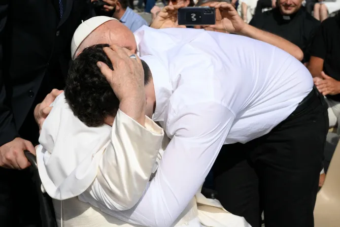 Imagen referencial del Papa Francisco abrazando a un joven durante una Audiencia General