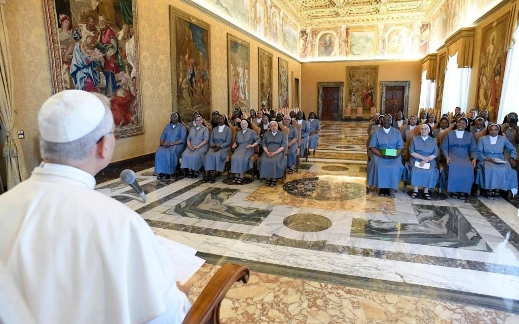 El Papa León XIV dirigiéndose a las Agustinas Siervas de Jesús y María, en el Aula del Consistorio del Vaticano.?w=200&h=150