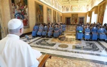 El Papa León XIV dirigiéndose a las Agustinas Siervas de Jesús y María, en el Aula del Consistorio del Vaticano.