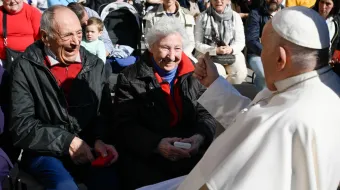 El Papa Francisco saluda a ancianos tras la Audiencia General