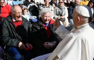 El Papa Francisco saluda a ancianos tras la Audiencia General Crédito: Vatican Media