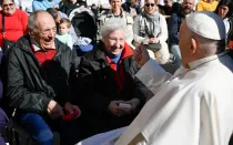 Imagen referencial del Papa Francisco con ancianos tras una Audiencia General en el Vaticano