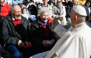 Imagen referencial del Papa Francisco con ancianos tras una Audiencia General en el Vaticano Crédito: Vatican Media