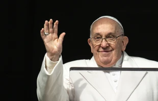 El Papa Francisco saluda durante el Ángelus de este 8 de diciembre Crédito: Vatican Media