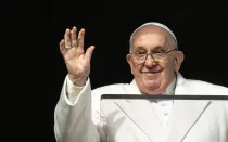 El Papa Francisco saluda durante el Ángelus de este 8 de diciembre