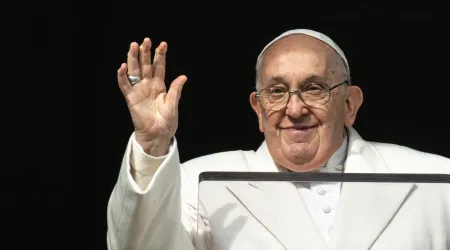 El Papa Francisco saluda durante el Ángelus de este 8 de diciembre