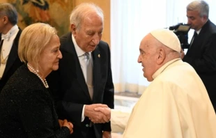 El Papa Francisco saluda a miembros de la Archicofradía de los Santos Juan Bautista y Evangelista de los Caballeros de Malta. Crédito: Vatican Media.