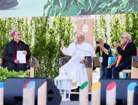 El Papa Francisco responde a preguntas sobre los conflictos y la paz ante miles de personas en Verona
