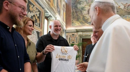 Papa con los artistas