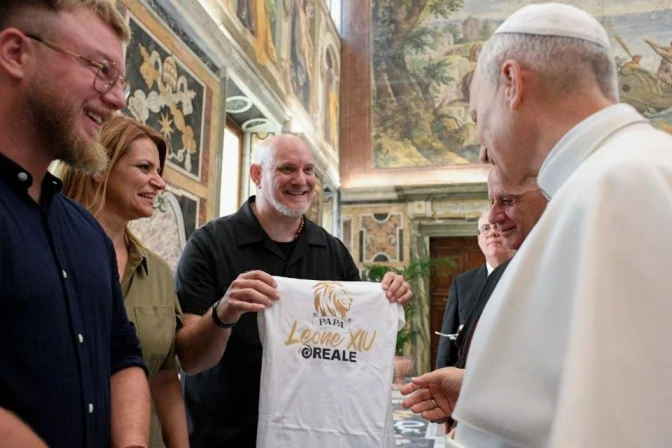 Papa con los artistas