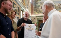 El Papa con los artistas que animarán la Vigilia de este sábado.