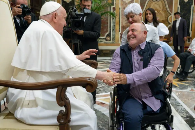 El Papa con un miembro de la Asociación Nacional de Trabajadores con Discapacidad Laboral