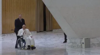 El Papa Francisco llega a la audiencia del 28 de febrero de 2024.