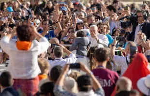 El Papa Francisco saluda a los fieles presentes en la Audiencia General Crédito: Daniel Ibáñez/ACI Prensa